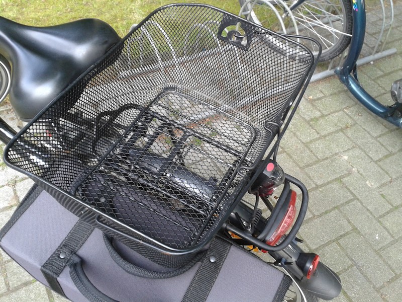 woofopt Fahrradkorb hinten, Fahrradkorb für Haustierrucksack mit 2  Wasserdichten Abdeckungen und Gepäcknetz, Fahrradkorb hinten aus Metall mit  reflektierender wasserdichter Abdeckung groß schwarz : : Sport &  Freizeit