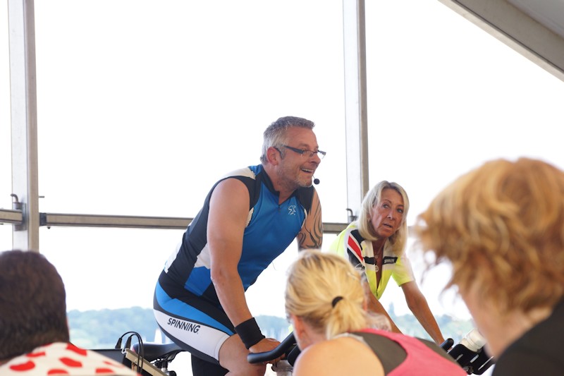 Instruktor beim Spinning® am Meer