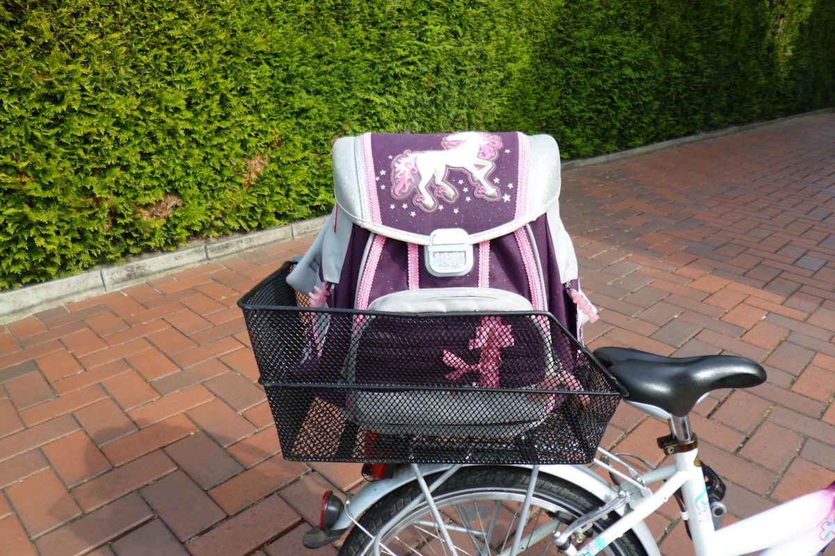 Fahrradkorb mit Schultasche