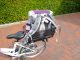 Kinderfahrrad mit Schultasche auf dem Schulweg